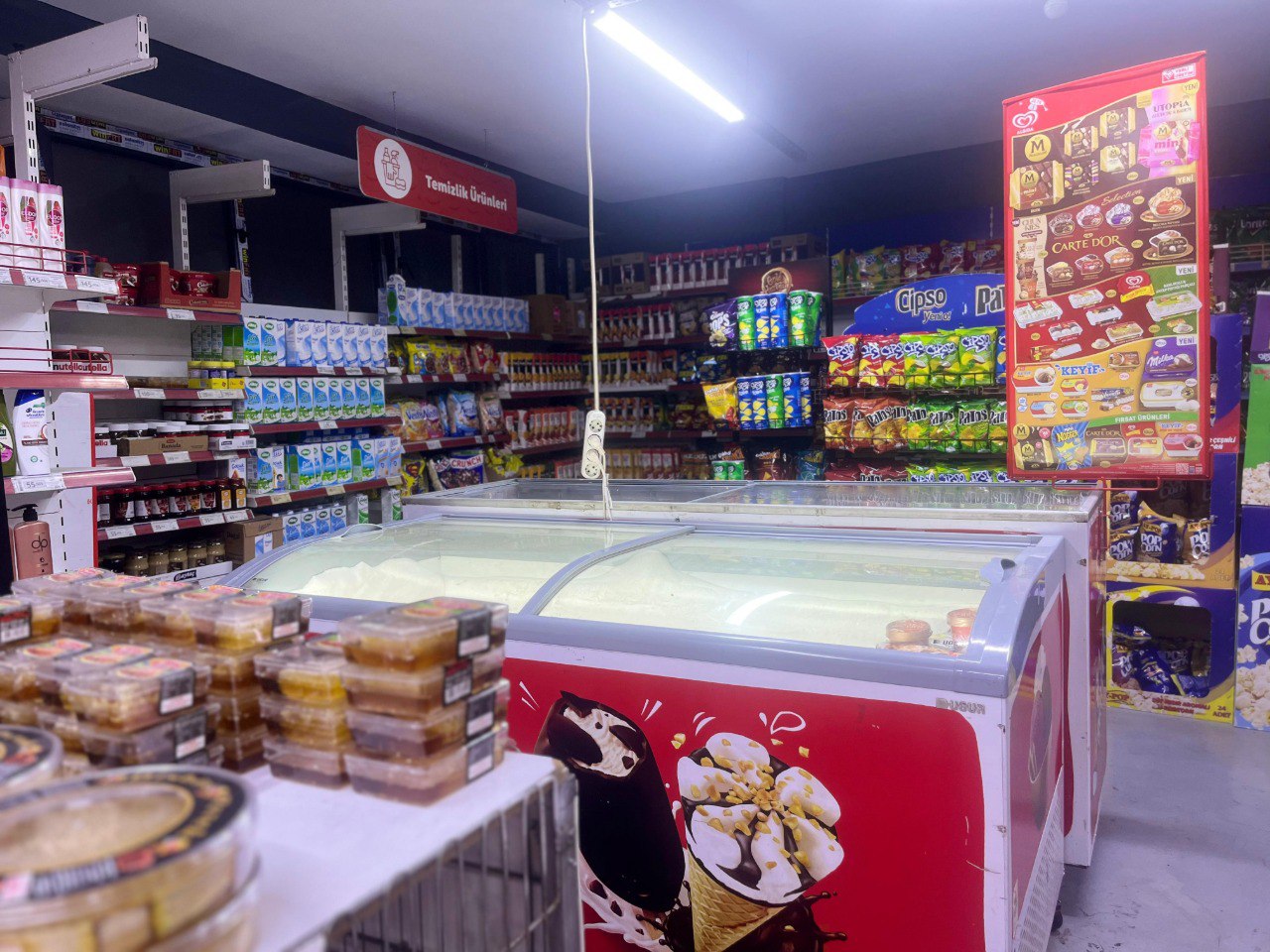 Barış Seç Market İçi